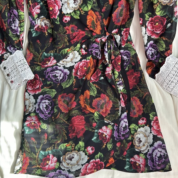 Floral Mini Dress With Blouson Sleeve And Contrast Lace Cuff - Picture 4 of 8
